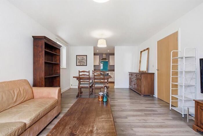 3 Bedroom Flat To Rent In Seven Sisters Road, N4