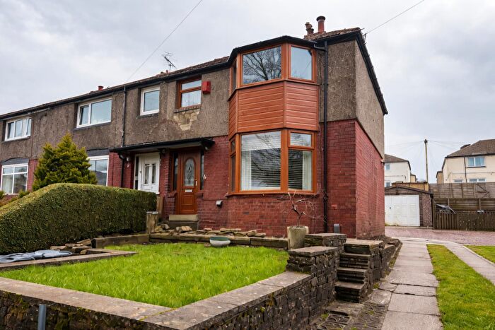 3 Bedroom Town House For Sale In Hazelhurst Grove, Queensbury, BD13