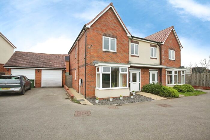 4 Bedroom Semi Detached House For Sale In Curtis Close, Rugby, CV21