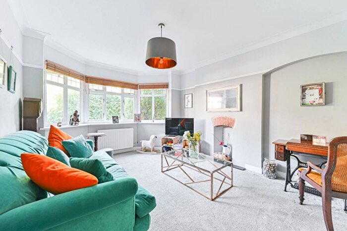 2 Bedroom Maisonette To Rent In Woodleigh Gardens, Streatham Hill, London, SW16