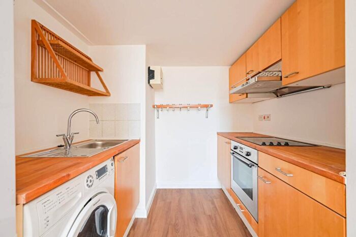 2 Bedroom Flat To Rent In Fairfield Road, Bow, London, E3