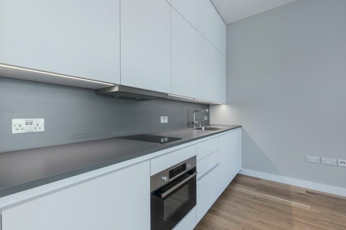 Flat To Rent In Flat Heathfield Park, NW2