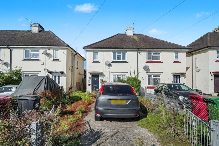 3 Bedroom Semi-detached House For Sale In Drift Way, Colnbrook, Slough, SL3