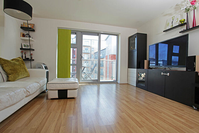 2 Bedroom Apartment To Rent In Queen Mary Avenue, South Woodford, E18