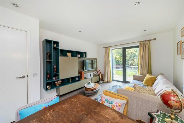 2 Bedroom Flat To Rent In Tewkesbury Road, London, W13