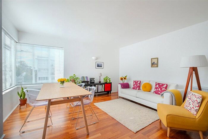 2 Bedroom Flat For Sale In Streatham Hill, London, SW2
