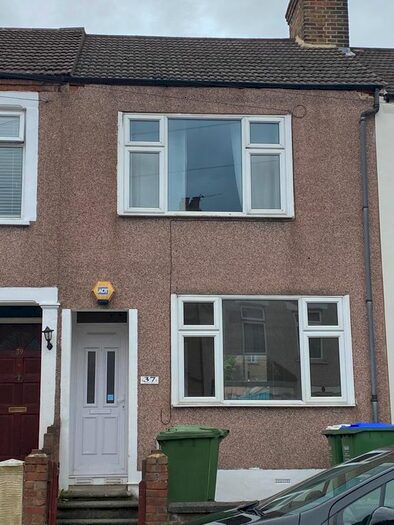 3 Bedroom Terraced House To Rent In Hengist Road, Erith, DA8