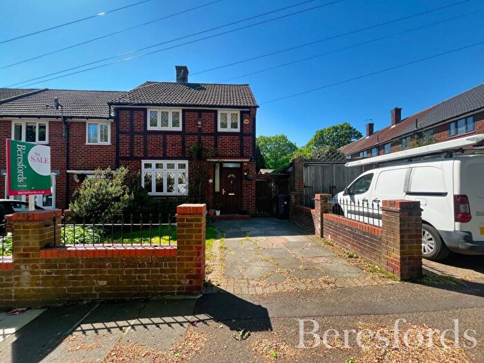 3 Bedroom End Of Terrace House For Sale In Leamington Road, Romford, RM3