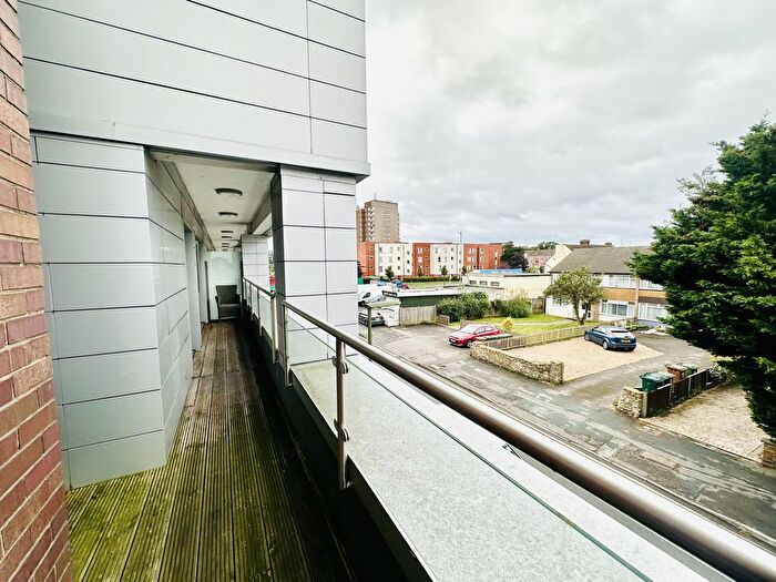 1 Bedroom Flat For Sale In Crownage Court, Sunbury-On-Thames, TW16