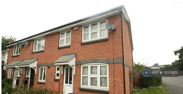 3 Bedroom End Of Terrace House To Rent In Grove End, London, E18