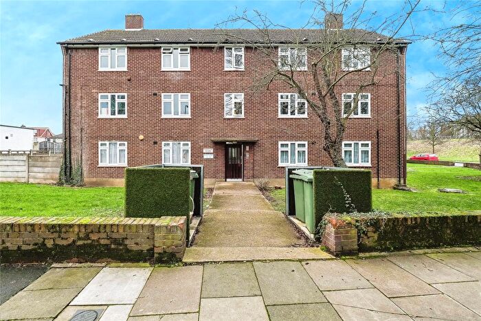2 Bedroom Flat For Sale In Claybury Broadway, Ilford, Essex, IG5