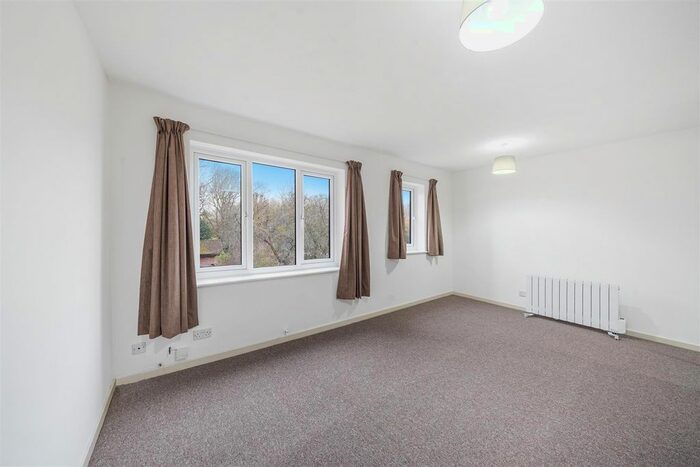 Studio To Rent In Birchanger Road, London, SE25