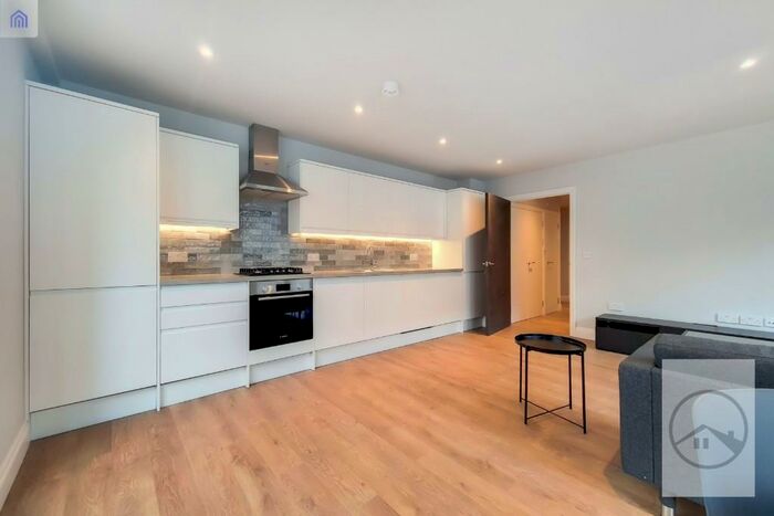 2 Bedroom Ground Flat To Rent In Rotherhithe Old Road, London, SE16