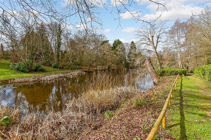 3 Bedroom Flat For Sale In Warberry Park Gardens, Tunbridge Wells, Kent, TN4