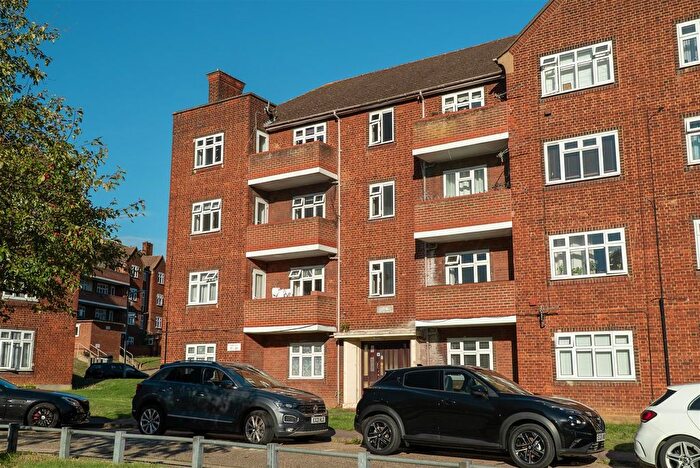 2 Bedroom Flat To Rent In Audley Court, London, E18