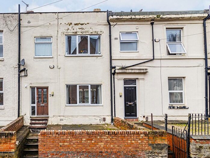 4 Bedroom Terraced House For Sale In Burns Avenue, Nottingham, NG7