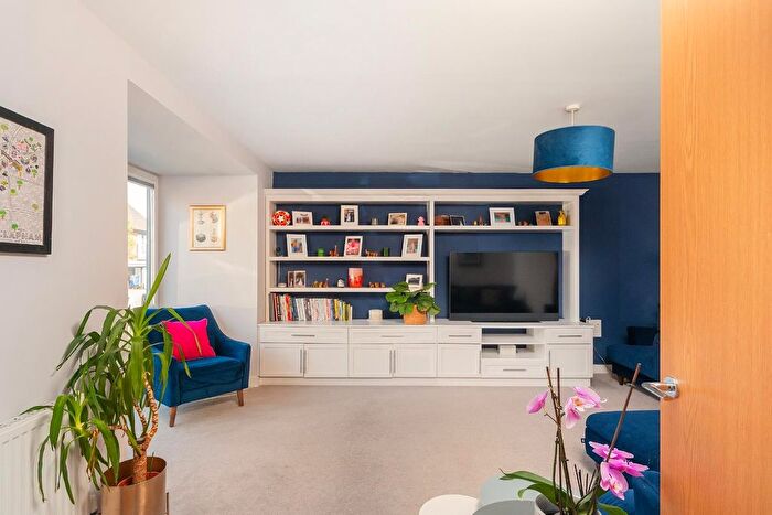 4 Bedroom Detached House For Sale In Oakhill Drive, Bedminster, BS3