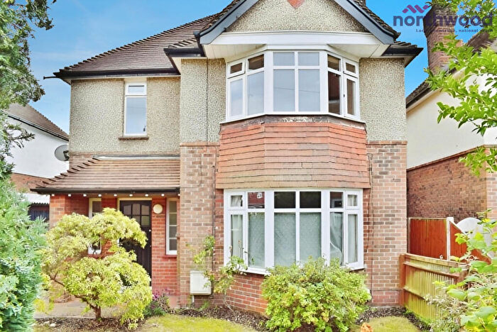 2 Bedroom Flat To Rent In Luccombe Place, SO15