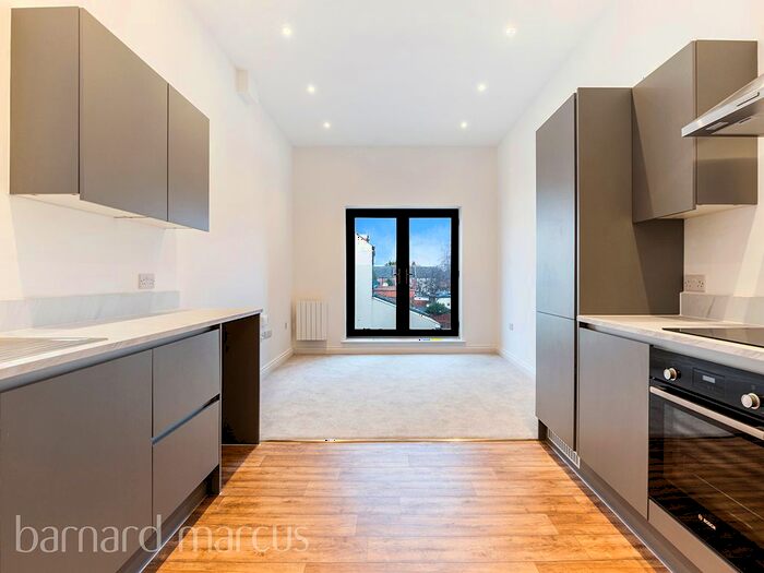 3 Bedroom Flat To Rent In Fairview Road, London, SW16