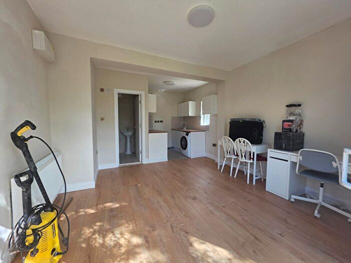 Studio To Rent In Lane Close, London, NW2