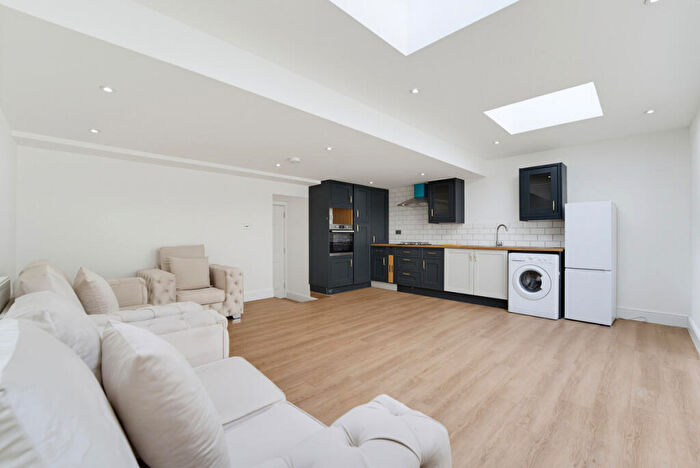 2 Bedroom Flat To Rent In Admiral Rodney House Church Street, Walton On Thems Surrey, KT12