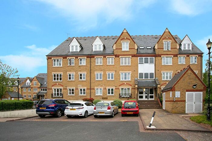 2 Bedroom Flat To Rent In Exceter Close, Watford, WD24