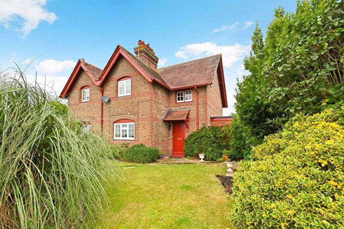 3 Bedroom Semi-Detached House To Rent In Chichester Road, Arundel, BN18