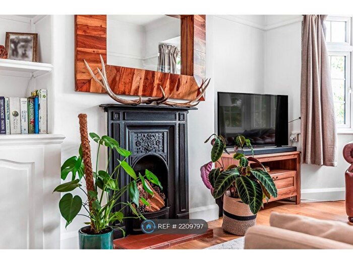 2 Bedroom Maisonette To Rent In Fieldview, London, SW18