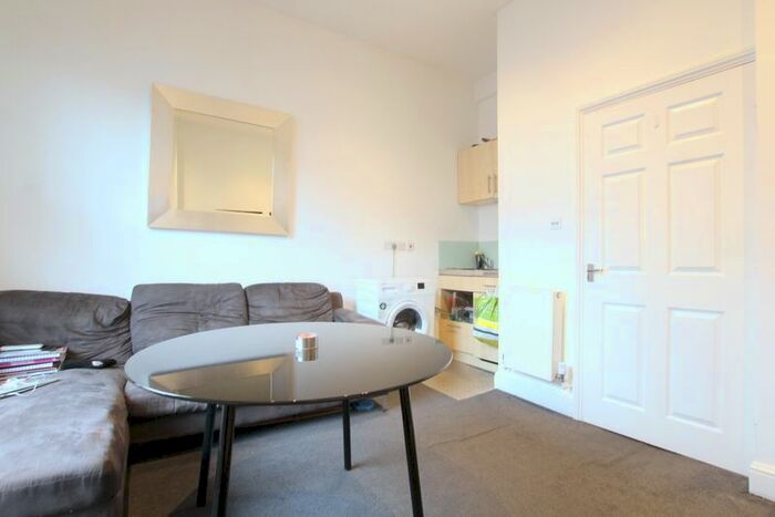 2 Bedroom Flat To Rent In Fulham Road, London, SW6
