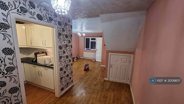 2 Bedroom End Of Terrace House To Rent In Felixstowe Close, Earley, Wokingham, RG6