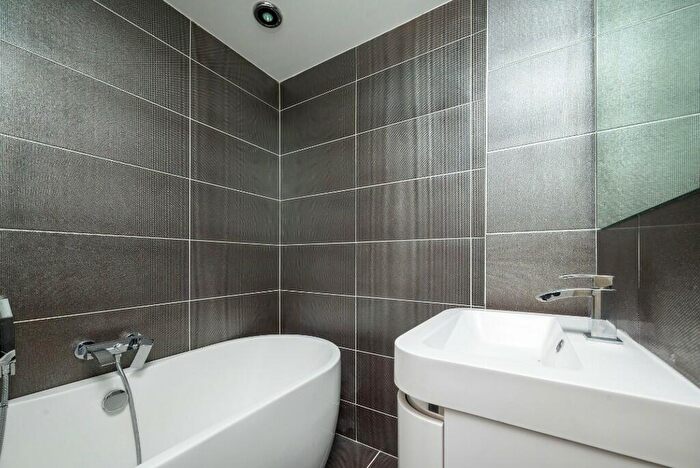 3 Bedroom Flat To Rent In Nether Street, London, N3