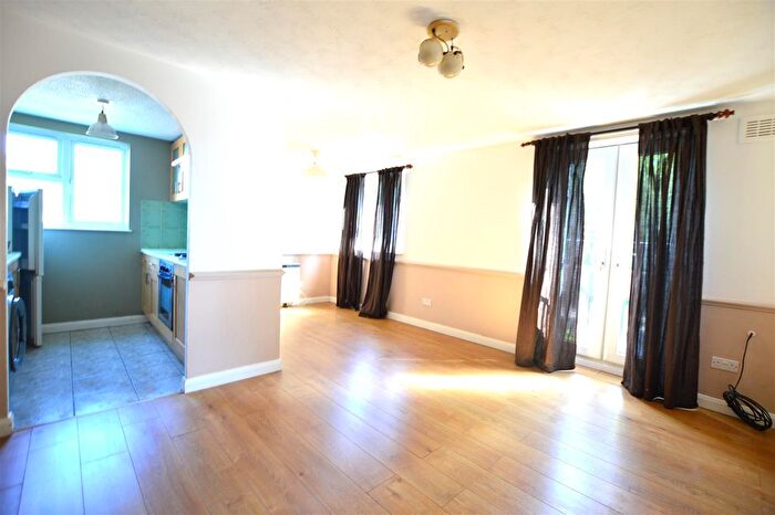 2 Bedroom Flat To Rent In Frogmore Close, Slough, SL1