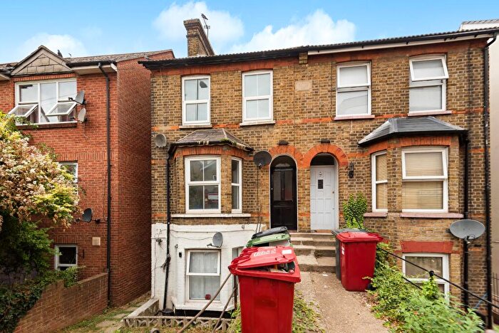 2 Bedroom Flat To Rent In Stoke Road, Slough, SL2