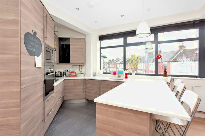 4 Bedroom Apartment To Rent In Villiers Road, Willesden Green, NW2
