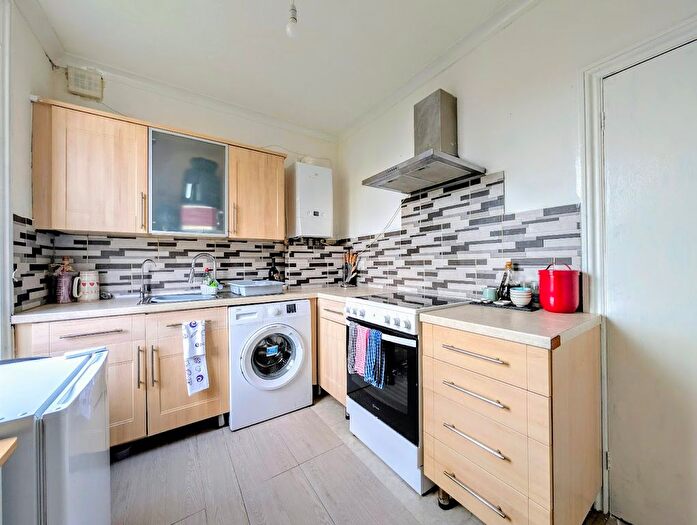 1 Bedroom Flat For Sale In Navarino Road, Worthing, BN11