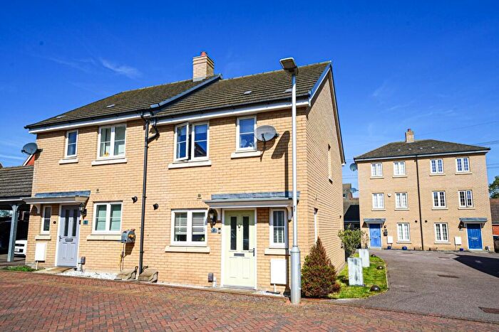 3 Bedroom Semi-Detached House For Sale In Feronia Mead, Leighton Buzzard, LU7