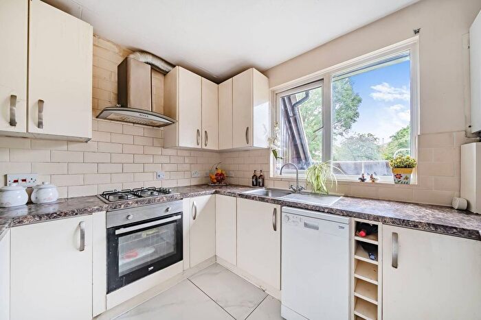 2 Bedroom Flat To Rent In Abbeyfields Close, West Twyford, London, NW10