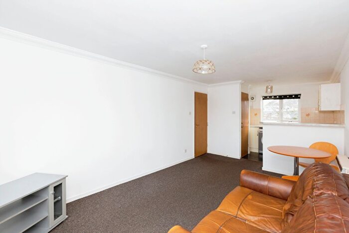 1 Bedroom Flat For Sale In Eastern Avenue, Ilford, Essex, IG2