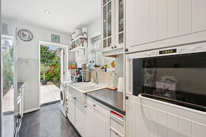 2 Bedroom Flat For Sale In Cavendish Avenue, Ealing, London, W13