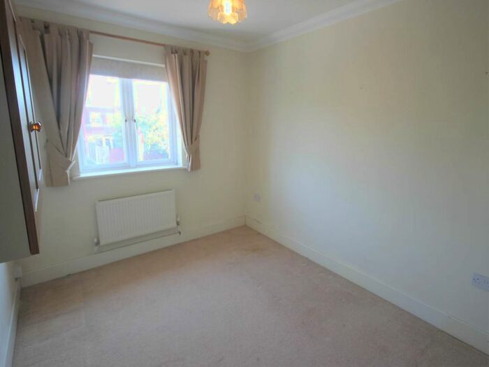 2 Bedroom Flat To Rent In Central Court, Chigwell, Essex, IG7