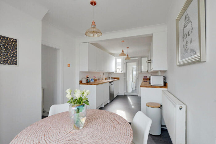 3 Bedroom Terraced House For Sale In Lodge Close, Rayleigh, SS6