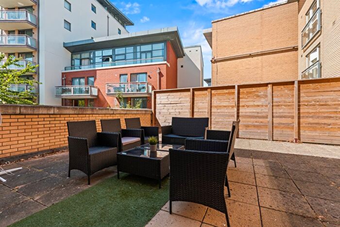3 Bedroom Flat To Rent In Westferry Road, London, E14