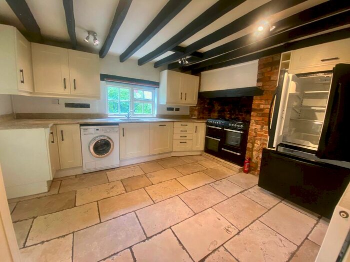 3 Bedroom Cottage To Rent In High Street, Twyford, RG10