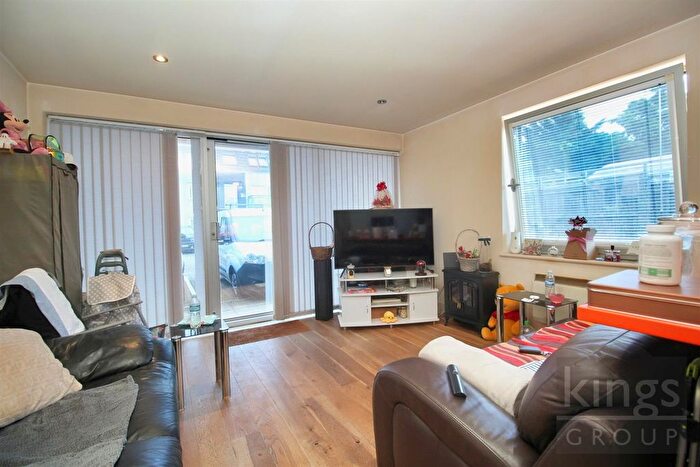 2 Bedroom Flat For Sale In Chapman Courtyard, Turners Hill, Cheshunt, Waltham Cross, EN8