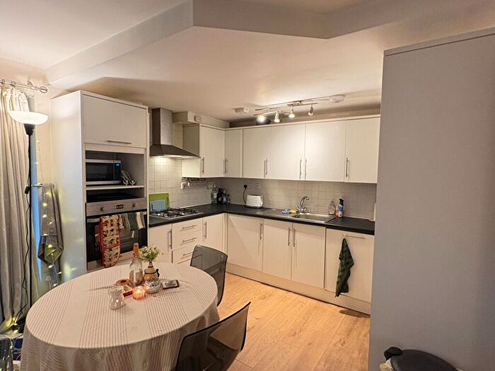 2 Bedroom Flat To Rent In *Available To Students & Sharers* Derby Road, Nottingham, NG7