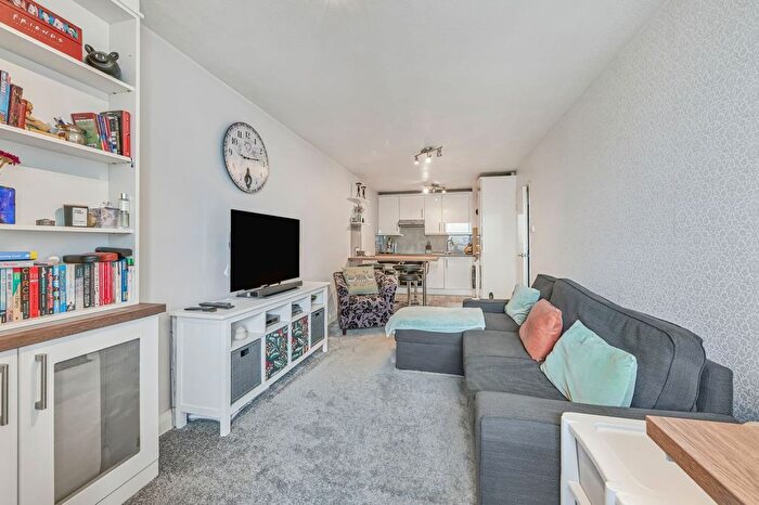 1 Bedroom Flat To Rent In Bramlands Close, London, SW11