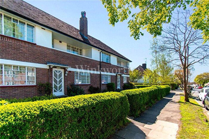 2 Bedroom Apartment To Rent In Ossulton Way, London, N2