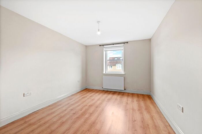 1 Bedroom Flat To Rent In Hidden Close, West Molesey, Surrey, KT8