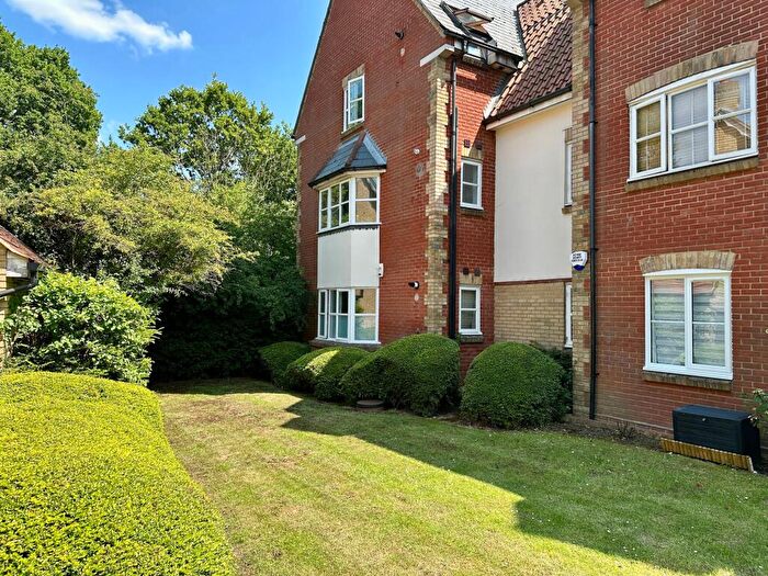 2 Bedroom Apartment For Sale In Bramble Tye, Noak Bridge, SS15