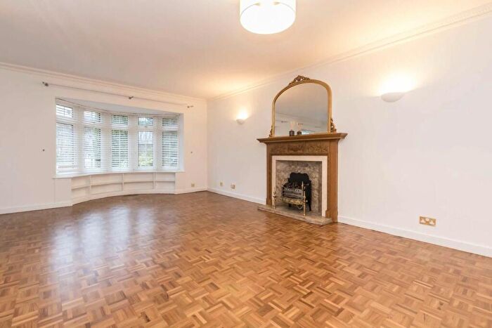 4 Bedroom House To Rent In Cotswold Close, Kingston Upon Thames, KT2